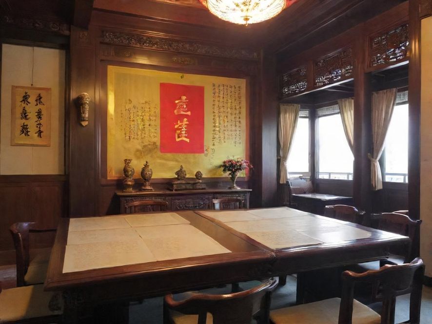 朋友们在时尚咖啡馆里轻松聚会,享受美好时光