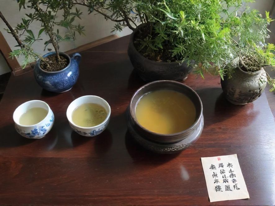 深圳品茶群友人围坐品茗,笑容洋溢,在现代雅致的茶空间中享受轻松愉快的社交时光。