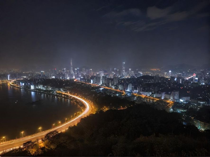 从高空俯瞰深圳璀璨的城市夜景,高楼林立,霓虹灯光交织成一幅流光溢彩的画卷,展现着这座现代化都市的无限活力与魅力。