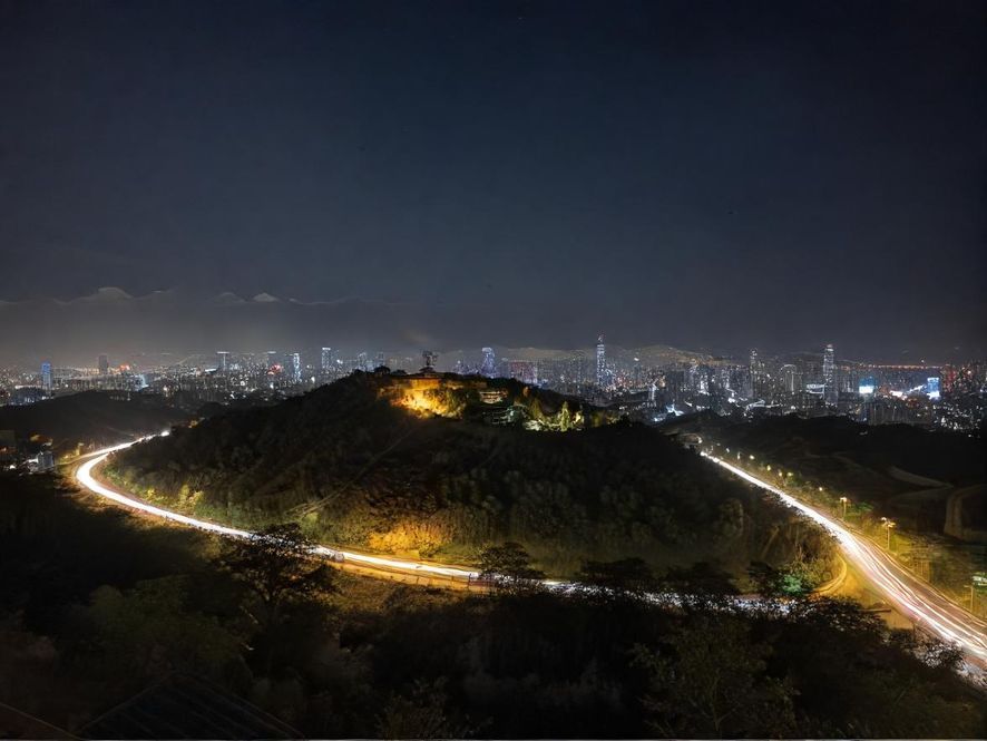 深圳璀璨夜景,高楼林立,车水马龙,充满活力与机遇