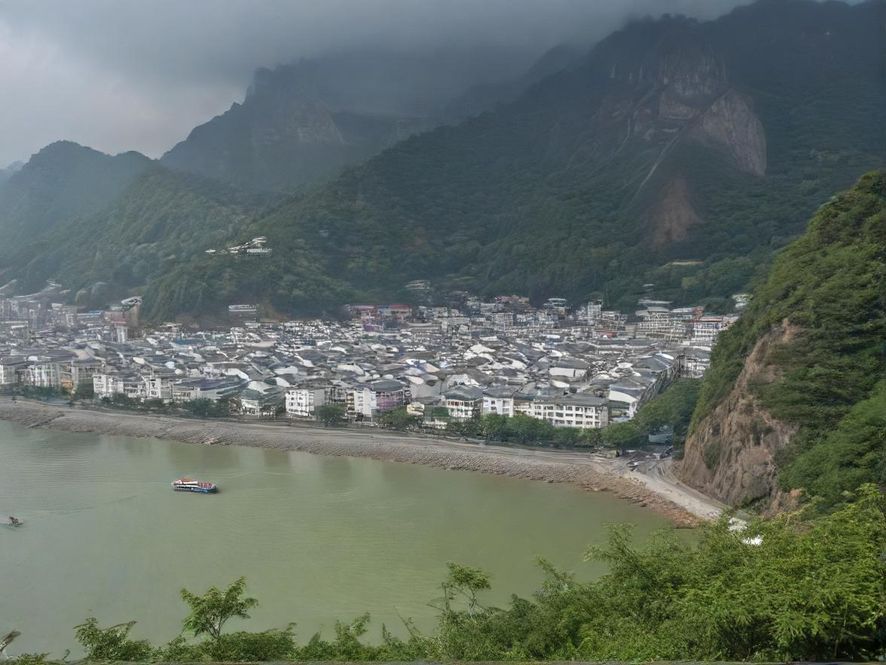 深圳都市夜景,霓虹闪烁,车水马龙,充满活力与机遇