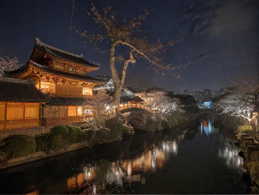 夜晚城市俯瞰,霓虹灯光璀璨,车流不息,展现都市的活力与神秘。