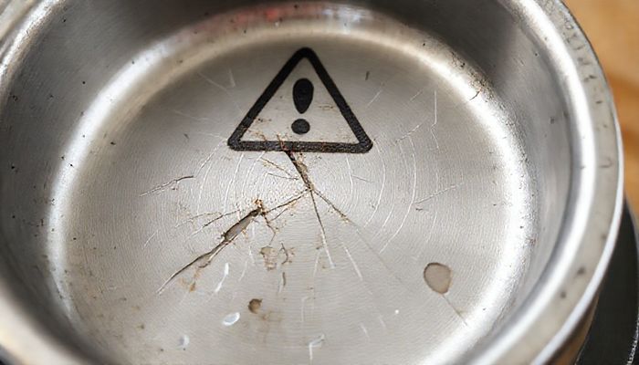 스크래치가 난 냄비 표면 확대 이미지