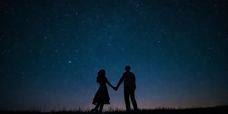 İki insanın yıldızların altında el ele tutuştuğu romantik bir sahne