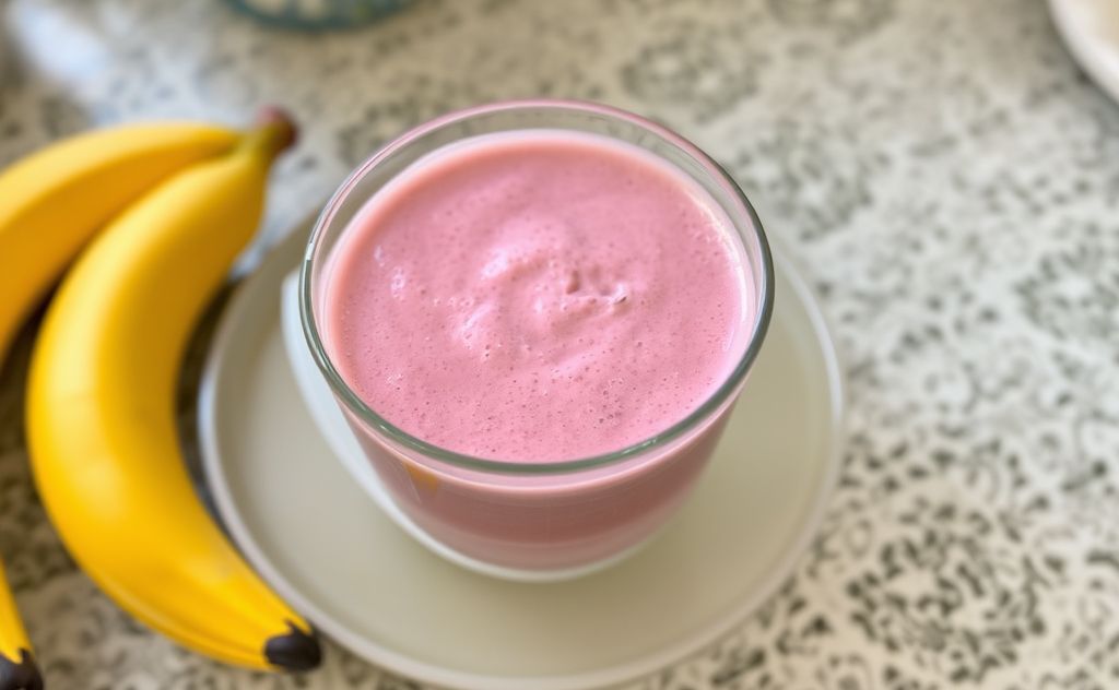Thawing a smoothie in a bowl of warm water