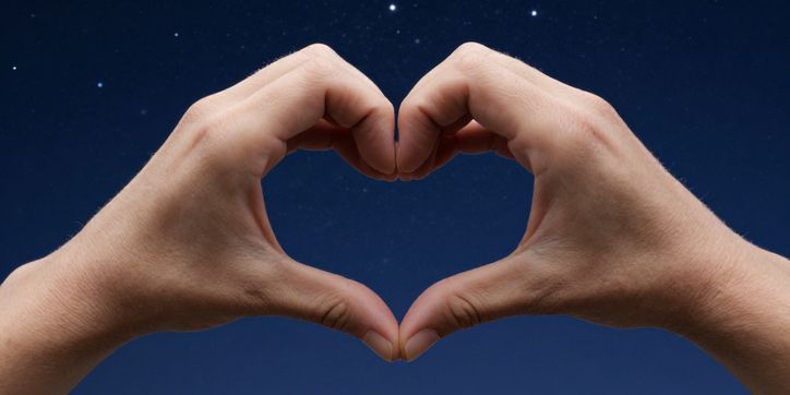 Kalp Şeklinde Birleşen Eller ve Yıldızlı Gece Gökyüzü
