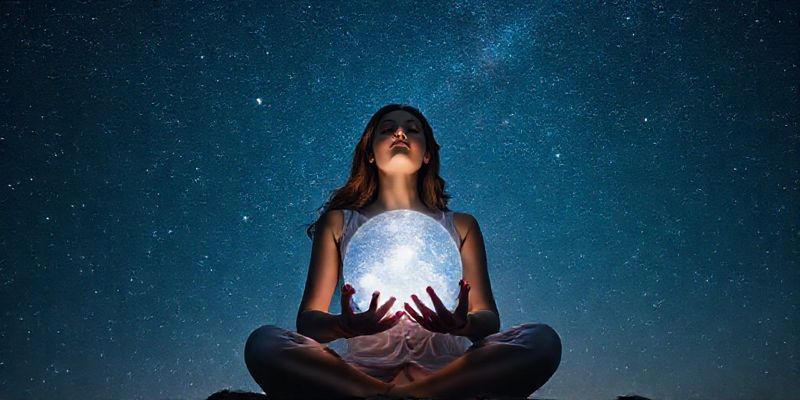 Yıldızlı%20bir%20gökyüzü%20altında%20meditasyon%20yapan%20kadın%2C%20kristal%20küre%20tutuyor