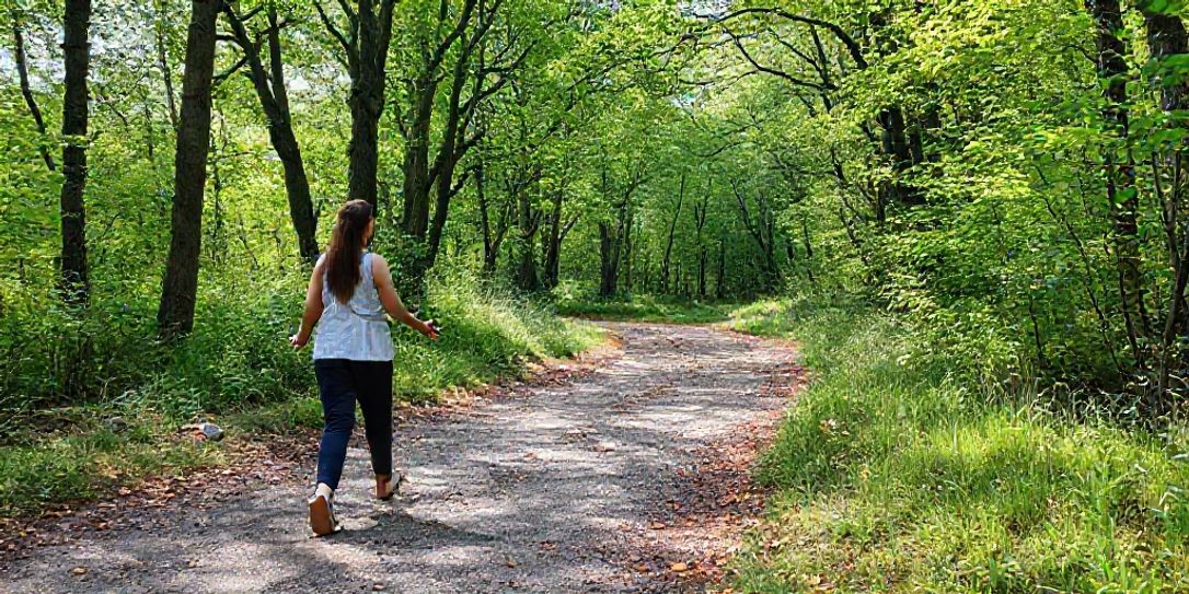Pessoa praticando mindfulness caminhando na natureza